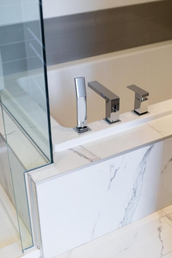 Exquisite Modern In Little Italy By Den Apartamento Montreal