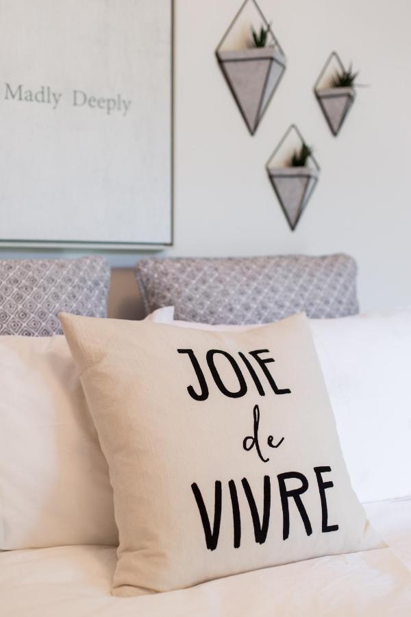 Exquisite Modern In Little Italy By Den Apartamento Montreal